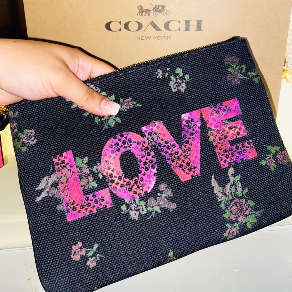 Nwt! Coach wristlet Love collection💕